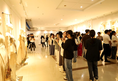 尋根千年 文化重綻 江西夏布文創(chuàng)作品巡展走進(jìn)江西工業(yè)貿(mào)易職業(yè)技術(shù)學(xué)院